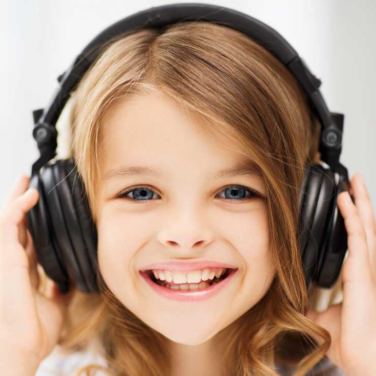 دختربچه ای که با هدفون موسیقی گوشی میدهد و لبخند میزند چون موسیقی بر رفتارهای کودک بسیار تاثیرگزار است.